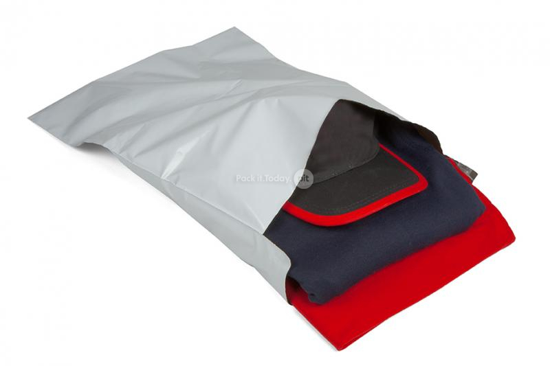 Pochettes plastique opaque avec vêtements